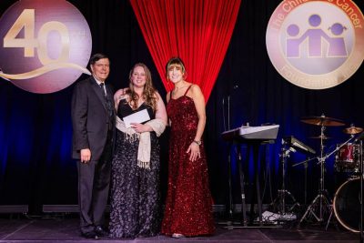 “Kathleen Mulvaney (center) receives a CCF 研究 Award at the 40th Annual CCF Gala on November 2, 2024. Presenting the award are CCF Board Chairman Dr. Jerrold Chadwick (L), and CCF President Tasha Museles (R).”
